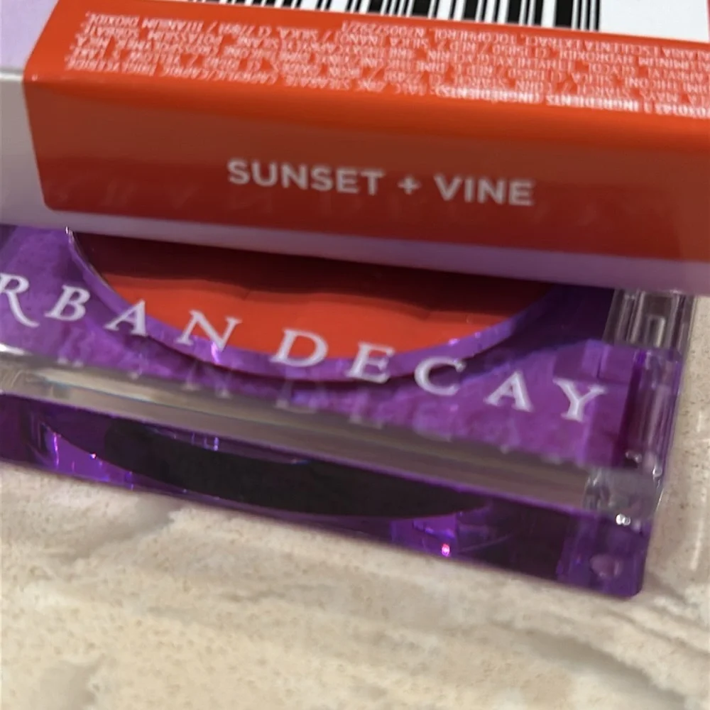 URBAN DECAY Face Bond Long-Lasting Powder Blush Suede